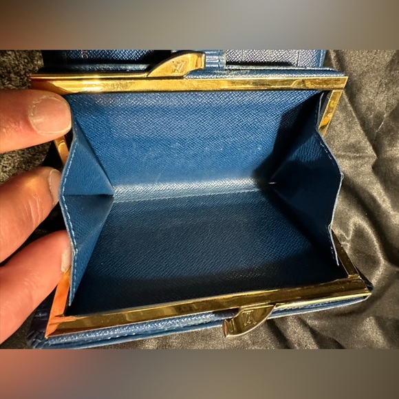 Louis Vuitton Blue EPI wallet. Kisslock coin area Authenticate. View pictures - Picture 3 of 16